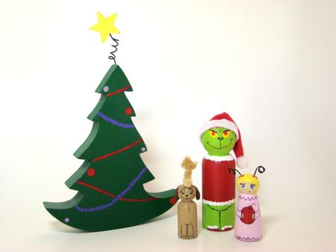 Grinch peg dolls..sold :( Peg Crafts, Wood People, Clothespin People, Clothespin Doll, Dolly Pegs, Movie Crafts, The Grinch Movie, Grinch Christmas Party, Christmas Main