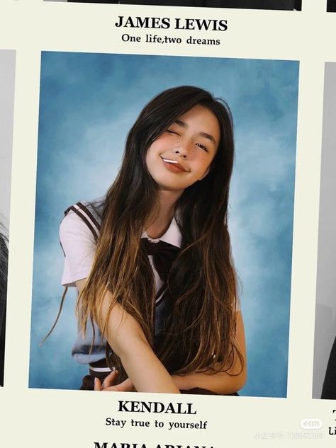 Book Year School Photoshoot, 90s Yearbook Photoshoot, Yearbook Photoshoot Ideas, 90s Yearbook Photos, Creative Shot For Graduation, Highschool Design, American Highschool, Photo Yearbook, Yearbook Photoshoot