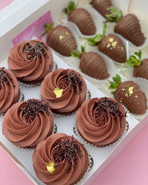 Cupcake Gift Box Ideas, Country Baking, Chocolate Strawberry Cupcakes, Bakery Inspiration, Jam Roll, Cookie Gift Boxes, Easter Treat Box, Cupcake Business, Strawberry Box