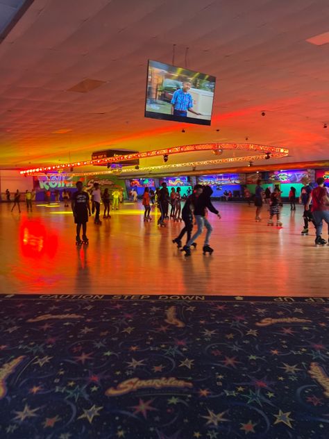 #aesthetic #rollerskating #skater Rollerskate Aesthetic, Skating Reference, Rollerskating Aesthetic, Slasher Oc, Roller Skating Aesthetic, Vida Aesthetic, Friends Activities, Skater Girl Aesthetic, Roller Skating Rink