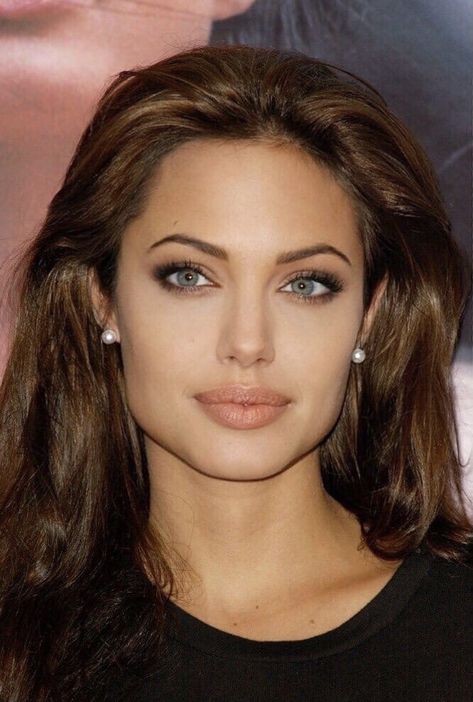 Angelina Jolie Nose, Angelina Jolie Eyes, Angelina Jolie Face, Angelina Jolie Hair, Angelina Jolie 90s, Angelina Jolie Makeup, Angelina Jolie Style, Angelina Jolie Photos, Carpet Outfits