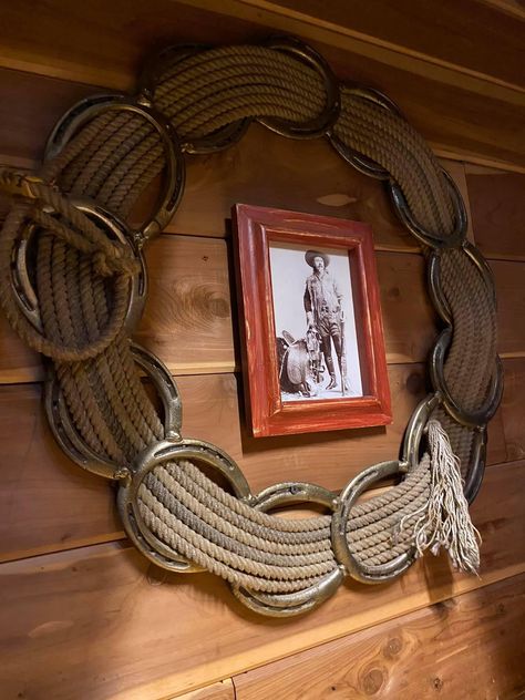 Arte Cowboy, Art Fer, Country Western Decor, Horseshoe Crafts Projects, Western Bedroom Decor, Ranch House Decor, Horseshoe Projects, Western Crafts, Cowboy Decorations