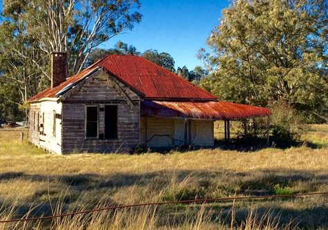 Abandoned rustic hut. Part of Australian farmland scenery. July 2016 Australian Outback House, Old Scenery, Australian Country Houses, Australian Houses, Australian Country, Australia Landscape, Australian Farm, Hut House, Old Abandoned Buildings