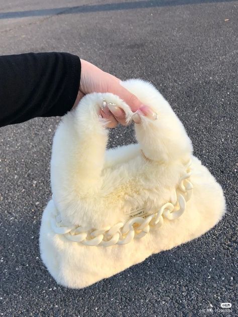 Fluffy Bag Outfit, Aesthetic Purses, Fluffy Bag, Stylish School Bags, Kawaii Bags, Sac Diy, My Style Bags, Beige Handbags, Hot Bags