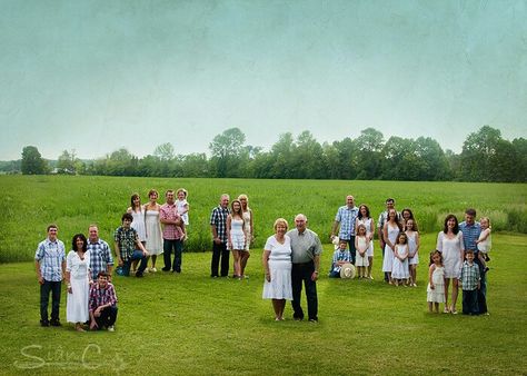 . Large Family Pictures, Family Reunion Pictures, Family Reunion Photos, Large Family Poses, Family Photo Outfits Winter, Irwin Family, Big Family Photos, Family Tree Photo, Large Family Photos