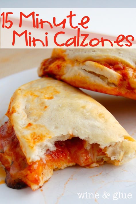 15 Minute Mini Calzones  Preheat your oven to 350 degrees.  Pop open your biscuits, spread out the biscuits so they are thinner.  Add sauce, cheese, and toppings.    Fold over, and pinch closed and bake on a greased baking sheet for 12 minutes or until golden. So good and easy!! :) Mini Calzones, Easy Recipes For College Students, Easy College Meals, Fingerfood Party, Kids Lunches, Diner Recept, College Meals, Recipes Quick, Main Courses