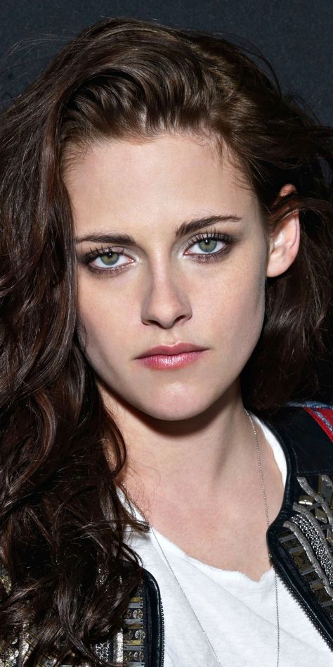 Green Eyes Celebrities, Kristen Stewart Eyes, Christine Stewart, Status Dp, Kristin Stewart, Emotional Depth, Pretty Blue Eyes, Jodie Foster, Full Lips