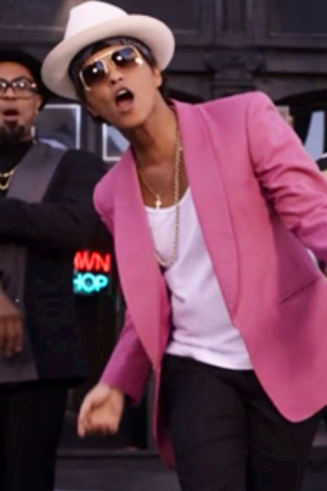 Bruno Mars ... Uptown Funk Bruno Mars Uptown Funk, Gangsters Paradise, Silk Sonic, Celebrity Costumes, Uptown Funk, Dance Outfit, When You Smile, Legally Blonde, Spirit Week