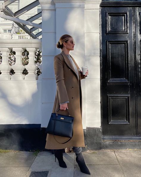 Rosie HW on Instagram: “Saturday stroll 🤍” Look Working Girl, Rosie Huntington Whiteley Style, Rosie Hw, Coat Trends, Rosie Huntington, Stylish Celebrities, Huntington Whiteley, Rosie Huntington Whiteley, Outfits Winter