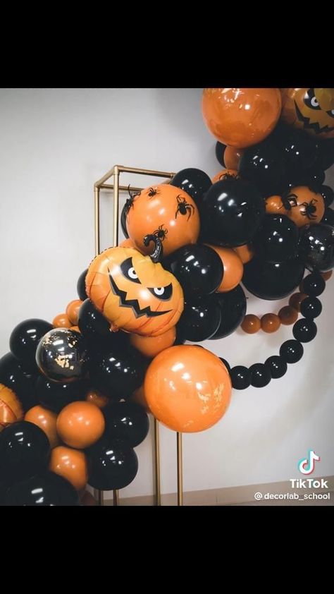 Halloween Balloon Backdrop, Make Balloon Garland, Balloon Centerpieces Wedding, Wedding Balloon Decor, Balloon Ceiling Decorations, Balloon Wall Backdrop, Halloween Decor Inspiration, Halloween Balloon Arch, Halloween Balloon Garland