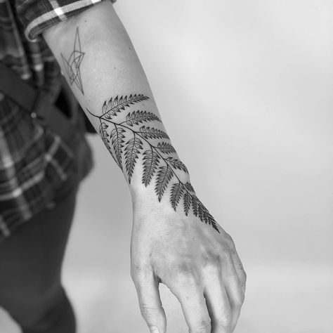 Fern Arm Band Tattoo, Fern Wrist Tattoos For Women, Vine Half Sleeve Tattoo, Fern Wrist Tattoo, Fern Hand Tattoo, Neat Tattoos, Tattoos 2024, Around Arm Tattoo, Fern Tattoo