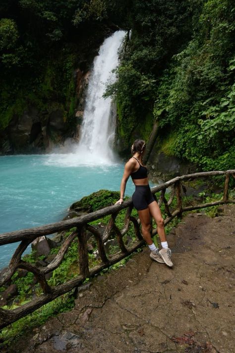 ¿Estás buscando el destino perfecto para tus próximas vacaciones? Nuestra completa guía de La Fortuna, Costa Rica, te llevará a través de las maravillas más encantadoras de este lugar increíble. Descubre 16 cosas que no te puedes perder y sumérgete en la belleza natural de este destino mágico. Hanging Bridges Costa Rica, Costa Rica Outfit Hiking, Island Hiking Outfit, Hiking Costa Rica, Costs Rica Outfits, Costa Rica Hiking Outfit, Tropical Hiking Outfit, Costa Rica Instagram Pictures, Costa Rica Photo Ideas