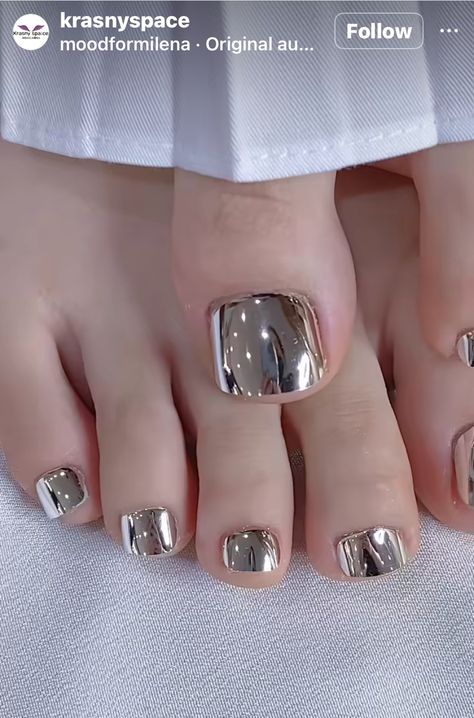 Toe Nail Designs Winter, Chrome Pedicure Toenails, Gold Pedicure Ideas, Chrome Toes, Chic Pedicure, Cute Nail Polish, Foot Nail, Gel Toe Nails, Acrylic Toe Nails