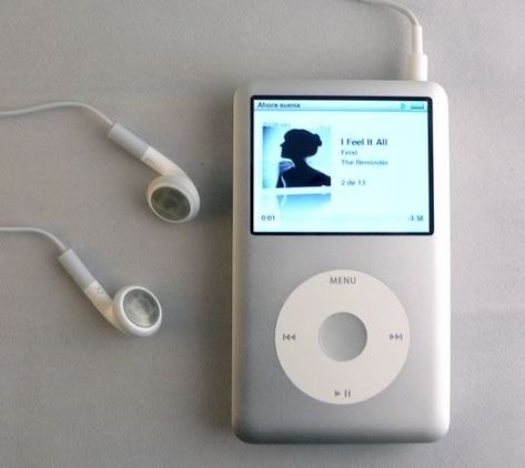 Ipod Classic, Retro Gadgets, Old Technology, Mp3 Players, Apple Ipod, Apple Inc, Music Aesthetic, Music Players, Retro Aesthetic