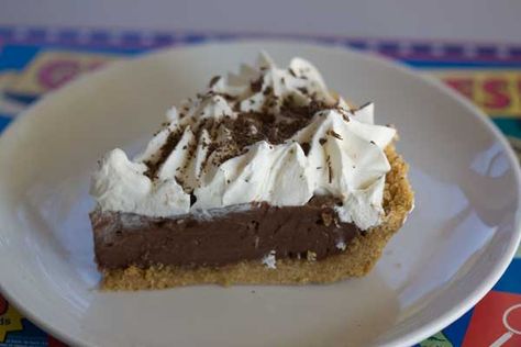 Condensed milk chocolate cream pie with an easy no-bake graham crust. Chocolate Silk Pie, Chocolate Pie With Pudding, French Silk Pie, Silk Pie, Pudding Pie, Chocolate Cream Pie, Chocolate Pie, Gf Desserts, Amish Recipes