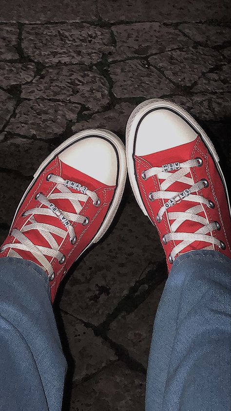 Banana Fish Shoes, Customizing Converse, All Star Aesthetic, Converse Drawing, Ash Eiji, Alt Shoes, Converse Aesthetic, Cute Converse, Red Converse