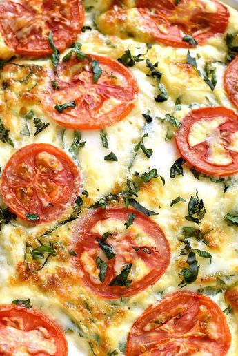 Caprese Quiche, Breakfast Quiche Recipes, Plats Healthy, Quiche Recipes Easy, Summer Breakfast, Breakfast Quiche, Quiche Recipes, Breakfast Recipes Casserole, Idee Pasto Sano