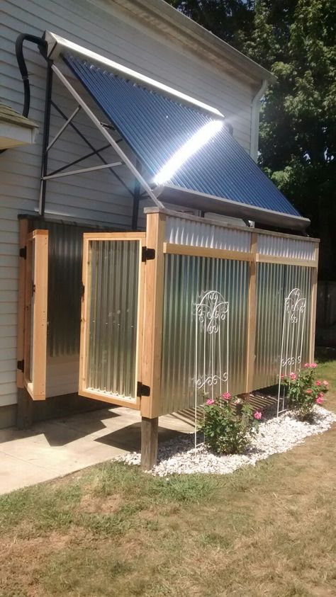 Outdoor Shower With Clear Roof, Outside Shower Ideas Backyards Diy, Rustic Outdoor Shower Ideas, Glamping Bathroom, Outside Shower Ideas, School Infrastructure, Diy Outdoor Shower Ideas, Outdoor Solar Shower, Simple Toilet