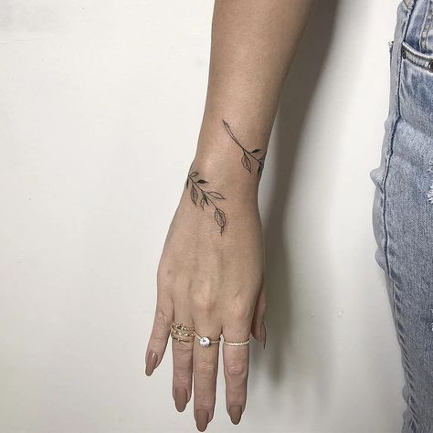 Tattoo Bracelets, Charm Bracelet Tattoo, Wrap Around Wrist Tattoos, Wrist Bracelet Tattoo, Tattoo Band, Armband Tattoos, Inspiration Tattoos, Neck Tattoos, Wrist Tattoos For Women