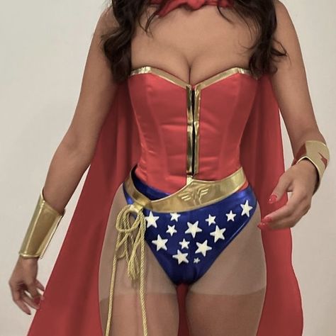 Halloween Costumes Princess, 3 Halloween Costumes, Friends Trio, Woman Cosplay, Trio Halloween Costumes, Hot Halloween Outfits, Wonder Woman Cosplay, Halloween Costumes For 3, Pretty Halloween Costumes