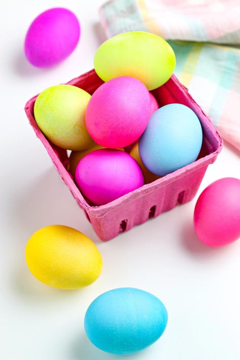 Learn How to Dye Easter Eggs with Food Coloring in this easy tutorial. Ditch the Easter eggs dyeing kit and do it from scratch instead! Egg Calories, Dye Easter Eggs, Making Easter Eggs, Measuring Cups And Spoons, Egg Dye, Easter Egg Dye, Food Dye, Straight Pins, Coloring Easter Eggs