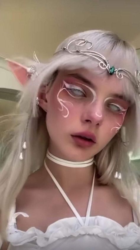 Maquillaje artístico Cool Makeup Looks Creative, Mythical Aesthetic, Aesthetic Cute Makeup, Makeup Looks Creative, Elf Kostüm, Cool Makeup, Alt Makeup, Cool Makeup Looks, Idee Cosplay