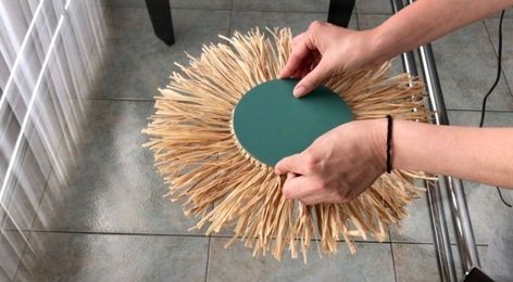 Boho Mirror Diy, Raffia Crafts, Raffia Mirror, Book Art Sculptures, Rope Mirror, Boho Mirror, Bedroom Crafts, Boho Deco, Diy Home Decor Bedroom