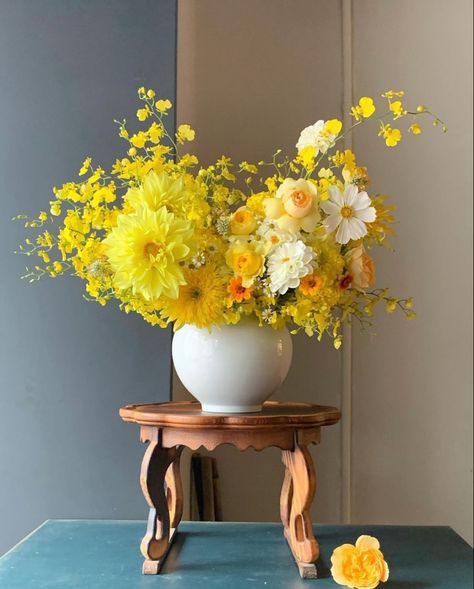 Yellow Flowers Bouquet, Yellow Flower Arrangements, Basket Flower Arrangements, French Flowers, Creative Flower Arrangements, Flower Vase Arrangements, Modern Flower Arrangements, Bouquet Arrangements, Vase Arrangements