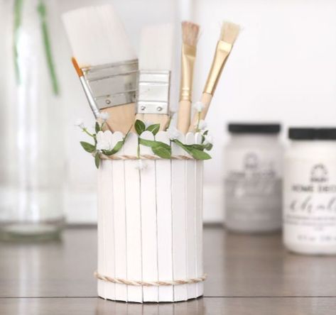 Don't toss out your tin cans. Here are 7+ brilliant ways to reuse them Popsicle Stick Desk Organizer, Things To Make With Popsicle Sticks, Stick Design Ideas, Popstick Craft Diy, Popsicle Stick Decor, Popsicle Diy, Popsicle Stick Diy, Diy Popsicle Stick Crafts, Recycled Tin Cans