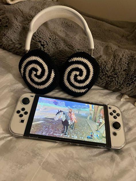 Nintendo Switch Oled Aesthetic, Nintendo Oled, Airpod Maxes, Oled Switch, Airpod Max, Apple Headphone, Nintendo Switch Oled, Retro Gadgets, Nintendo Switch Accessories