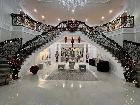 Christmas Mansion Aesthetic, Mansion Christmas Decor, Christmas Mansion, Grand Stairs, Christmas Palace, Mansion Living Room, Mansion Aesthetic, Cozy Holiday Decor, Foyer Staircase