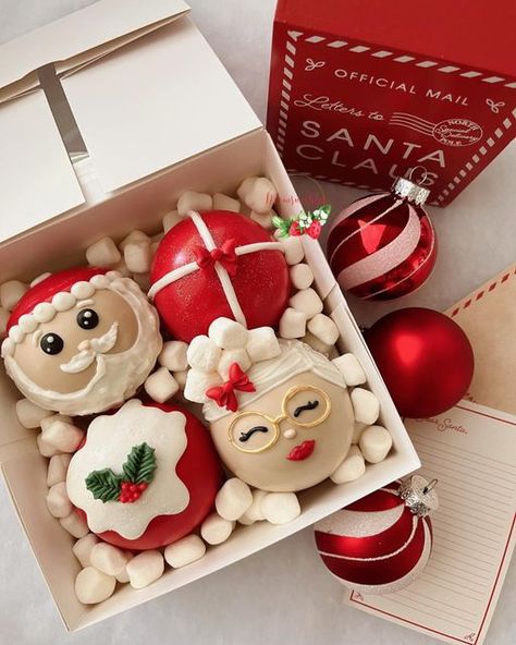 Macaron Decoration, Christmas Themed Desserts, Hot Chocolate Treats, Christmas Cocoa, Diy Hot Chocolate, Chocolate Santa, Hot Chocolate Gifts, Christmas Cake Pops, Sweet Cooking