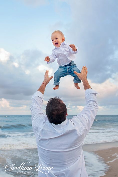 Beach Baby Photography, Baby Beach Pictures, Baby Beach Photos, Beach Photoshoot Family, Outdoor Baby Photography, Baby Photography Poses, Baby Birthday Photoshoot, Family Photos With Baby, 1st Birthday Pictures