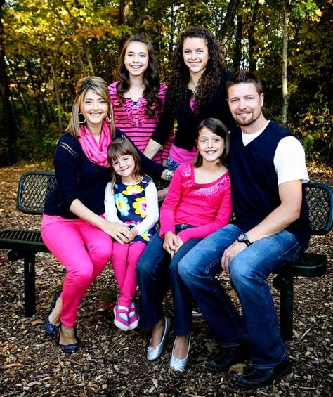 Pink Family Pictures Outfits, Pink Family Photo Outfits, Family Picture Clothes, Family Holiday Outfits, Hot Pink Outfit, Fall Family Photo Outfits, Family Portrait Poses, Family Photoshoot Outfits, Photography Poses Family