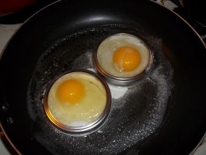 Use mason jar rings for your eggs! Mason Jar Eggs, Egg Rings, Perfect Eggs, Neat Tricks, Wide Mouth Mason Jars, Canning Lids, Mason Jar Lids, How To Make Breakfast, Perfect Breakfast