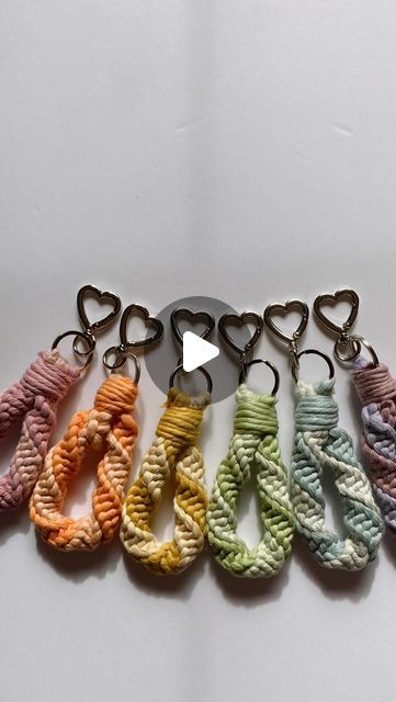 Macrame Loop Keychain, Macrame Keychain Tutorial Step By Step, Macrame Loop, Macrame Gifts, Loop Keychain, Braid Tutorial, Macrame Tutorial, Macrame Diy, Ornaments Diy