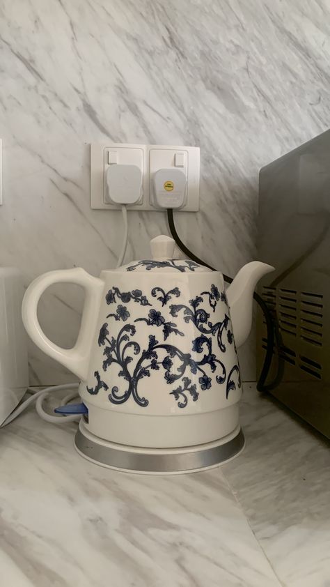 Kettle Aesthetic, Electric Tea Kettle, Kitchen Decorations, House Essentials, Home Board, Future Apartment, Dream Spaces, Tea Kettle, Electric Kettle