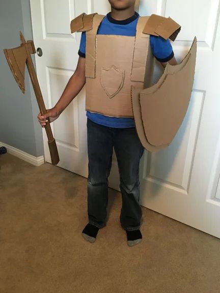 Cardboard Armor, Diy Knight Costume, Costume Chevalier, Recycled Costumes, Cardboard Costume, Armor Suit, Costume Carnaval, Knight Costume, Diy Kostüm