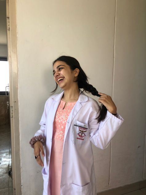 #whitecoat #medico #student #indianfashion #college #university Medical Student Aesthetic, Medical Student Outfit, College Outfits Aesthetic, Doctor Girl, Friend Dates, Best Friend Dates, Student Aesthetic, Aesthetic Doctor, Student Photo