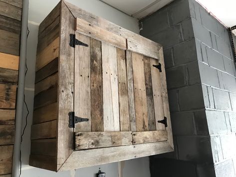 Diy Glass Cabinet Doors, Pallet Cupboard, Pallet Kitchen Cabinets, Pallet Door, Recycling Projects, Pallet Cabinet, Pallet Kitchen, Reclaimed Pallets, Pallet Boards