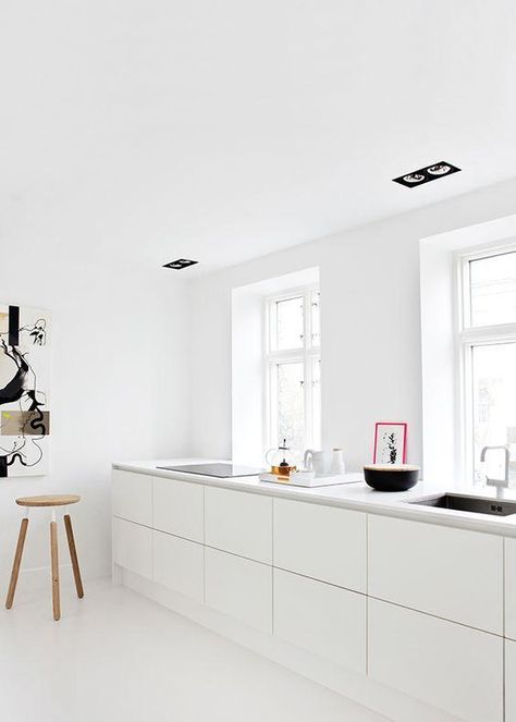 Kitchen Without Wall Units, Kitchen Without Wall Cabinets, White Scandinavian Kitchen, Dapur Skandinavia, Model Dapur, All White Room, Scandinavian Kitchen Design, White Room Decor, Minimal Kitchen