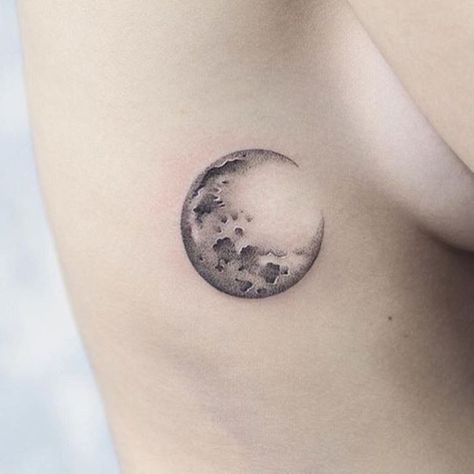 Creative Moon Tattoo, First Quarter Moon Tattoo, Moonlight Tattoo Ideas, Moon Tattoo Watercolor, Simple Full Moon Tattoo, Moon Tatoos Ideas, Small Moon Tattoo Designs, Cool Moon Tattoos, Small Moon Tattoo