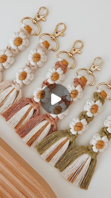 Wristlet Tutorial, Macrame Daisy, Hippy Gifts, Desert Homes, Macrame Knot, Macrame Patterns Tutorials, Macrame Ideas, Crochet Keychain, Macrame Tutorial