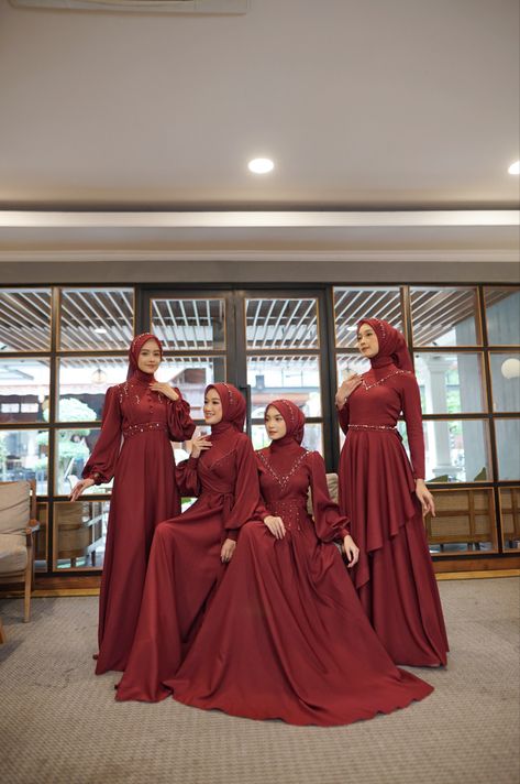 Siapa mau DRESS GRATIS? Cukup komen koleksi favoritmu yang mana sebanyak banyaknya yaaa🥰✨ Kebaya Burgundy, Baju Bridesmaids, Wedding Dresscode, Bridesmaid Dresses Hijab, Model Hijab, Merah Maroon, Fashion Pose, Dresses Hijab, Muslim Brides