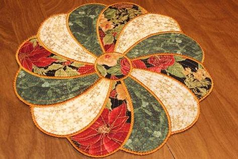 Round Table Topper Patterns, Round Table Toppers Quilted Patterns, Round Quilted Table Toppers, Christmas Placemats Pattern Free, Round Table Runner, Round Table Topper, Quilted Table Runners Christmas, Christmas Quilting Projects, Christmas Table Toppers