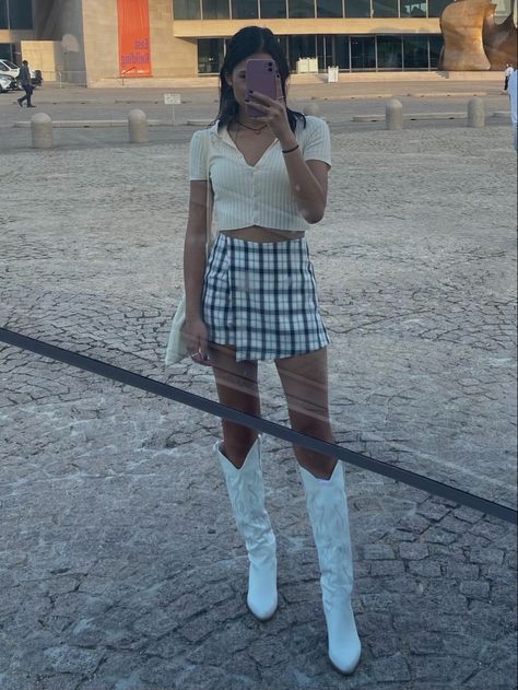 Skirt With Cowboy Boots, Skirt And Cowboy Boots, Skirt Crop Top, White Cowboy Boots, Skirt Crop, Skirt White, Plaid Skirt, Plaid Skirts, Over Knee Boot