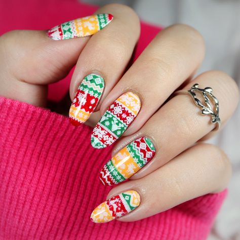 Red And White Nails Christmas, Christmas Nail Ideas Winter, Christmas Shellac, Christmas Shellac Nails, Ugly Christmas Sweater Nails, Manicure Christmas, Nail Holiday, Christmas Sweater Nails, Cardi B Nails