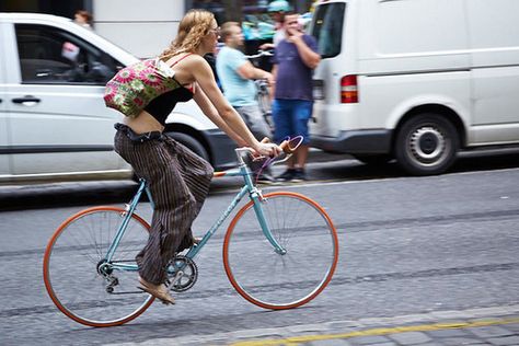 I’m in love City Bike Aesthetic, Woman Cycling Outfit, Bike Commuter Style, Car Traffic, Bike Outfits, Cycling Girl, Muscular Strength, Bike Aesthetic, Riding Bike