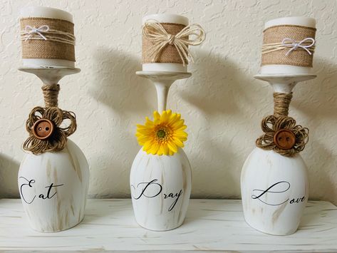 Eat, Pray, Love Farmhouse Inspired Wine Glass Candle Holder 🥰 #farmhouse #candleholder #wineglass #diy #TouchesOfTaucher Wine Glass Repurpose Ideas, Upside Down Wine Glass Ideas, Wine Glass Projects, Wine Glass Crafts Diy Ideas, Ideas For Wine Glasses, Wineglass Candleholder, Diy Wine Glass Decorating, Wine Glass Candle Holder Diy, Wine Glass Decorating Ideas