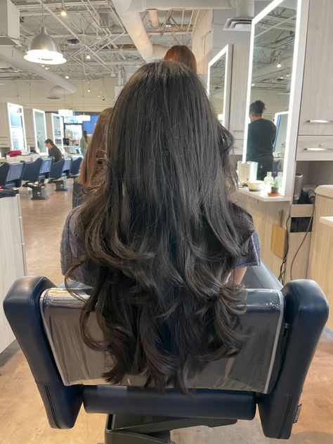 Long Layers Butterfly Cut, Long Layers Haircut Wavy Hair, Hair Cuts Black Hair, Bombshell Layers, Haircut For Long Hair With Layers, Long Wispy Layers, V Shaped Haircut With Layers, Black Hair With Layers, Haircut For Thick Wavy Hair